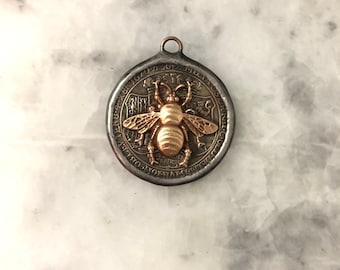 Mynthänge med drottningbi, mässingsreplika från 1670, lödd, 4,5 cm, handgjord, dubbelsidig, blyfri