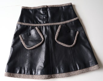 Minifalda vintage de cuero Chanel, talla S, detalles de tweed y bouclé, botones con el logotipo