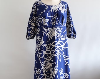 Sukienka fińska Merry Finn Mod z nadrukiem w stylu Marimekko w kolorze niebieskim i białym z kwiatowym wzorem