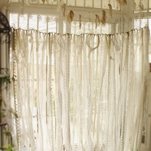 Tenda da finestra personalizzata con atmosfera romantica in pizzo bianco. Tenda con nastro di stracci urbani. Tenda da doccia in pizzo all'uncinetto vintage. Tenda francese con frange.