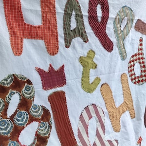 Födelsedagsbanderoll i lapptäcke i tyg | Nyckfull vintagebakgrund | Cottagecore-dekor | Handsydd färgglad skylt