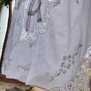 Cortina de lino antigua. Cortina vintage con encaje de bolillos bordado con letras personalizadas. Paneles de roseta ROSE. ¡Elegantes cortinas blancas para puertas francesas!