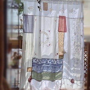 Puede incluir: Un juego de tres tazas de cerámica con un acabado moteado y mate. Las tazas son de color crema, gris claro y gris oscuro. Cada taza tiene un diseño simple y minimalista y un asa redondeada.