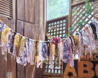 Guirnalda de encaje y tela vintage en tonos pastel lavanda / Pancarta rústica bohemia / Decoración campestre hecha a mano para habitación infantil de boda con rosas