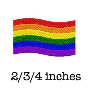Può includere: Una bandiera arcobaleno con strisce rosse, arancioni, gialle, verdi, blu e viola. La bandiera sventola e misura 2/3/4 pollici.