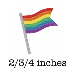 Peut inclure: Drapeau arc-en-ciel brodé avec un mât argenté. Le drapeau présente des rayures horizontales rouges, orange, jaunes, vertes, bleues et violettes. Le texte "2/3/4 inches" est en dessous.