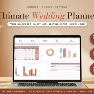 Puede incluir: Una pantalla de portátil muestra una hoja de cálculo digital Ultimate Wedding Planner con pestañas de presupuesto, lista de invitados y plan de asientos. La interfaz presenta tablas de datos, gráficos circulares y de barras en tonos marrones y beige. Tres insignias circulares indican 34 pestañas, compatibilidad con Excel y Google Sheets, y una configuración rápida de 15 minutos.