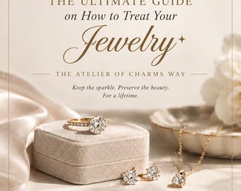 Op de afbeelding: Een informatieve afbeelding getiteld Atelier of Charms The Ultimate Guide on How to Treat Your Jewelry. Het toont een gouden ring, oorknopjes en een hanger op een beige fluwelen doosje, met iconen voor reiniging, bescherming en opslag.