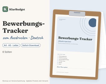 Może przedstawiać: Dokument do druku KlarBudget Bewerbungs-Tracker na brązowej podkładce z klipsem. Strona zawiera tytuł Bewerbungs-Tracker, niebieską grafikę koła oraz listę sześciu sekcji, w tym Bewerbungsübersicht i Notizen.