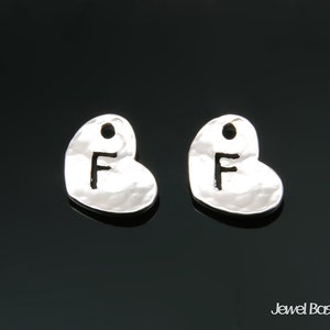 真鍮ビーズ マットロジウム 大文字 ハート型 - F (2個) - 10 mm x 12.5 mm / アルファベット / イニシャル / 文字 / スクリプト / BMS303-F