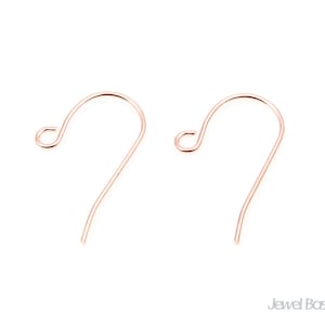 Puede incluir: Dos ganchos para pendientes de oro rosa. Los ganchos son de metal y tienen un acabado liso.