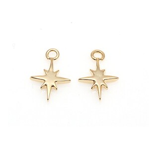 Puede incluir: Dos abalorios de estrella de color dorado con un bucle en la parte superior para sujetarlos a joyas u otras manualidades.
