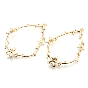 Puede incluir: Dos blanks para pendientes de metal dorado en forma de lágrima con un delicado diseño floral. Los blanks tienen un bucle en la parte superior para sujetar los ganchos de los pendientes.