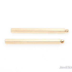 Puede incluir: Dos conectores de barra de metal de color dorado con extremos redondeados. Los conectores miden aproximadamente 5 cm de largo.