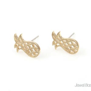 Op de afbeelding: Een paar gouden ananasvormige oorbelletjes. De oorbelletjes zijn gemaakt van metaal en hebben een delicaat, ingewikkeld ontwerp.