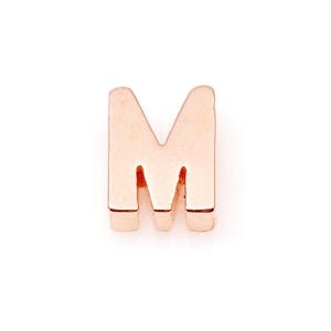 Op de afbeelding: Een roze gouden letter M bedel. De bedel is een eenvoudige, hoofdletter M.