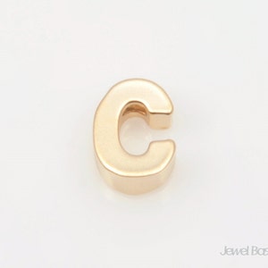 真鍮ビーズ マットゴールド 大文字アルファベット - C (2個) - 4.8 mm x 7 mm / アルファベット / イニシャル / 文字 / スクリプト / BMG136-C