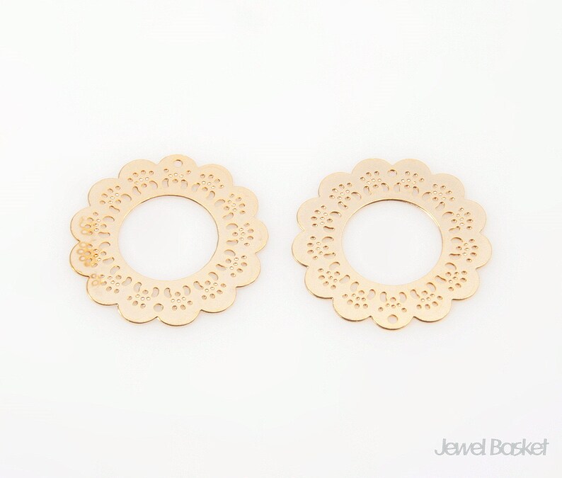 Filigree Flower in Matte Gold 4 pieces of Filigree Floral Pendants / 18mm / BMG143-P 4pcs image 1