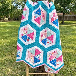 Skandinavisch inspirierte Sechseck-Tagesdecke – Bunte Patchworkdecke mit Blumenmuster