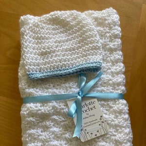 Gehäkelte Babydecke mit passender Mütze - Weiß mit blauen Rändern