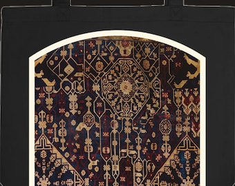 Può includere: Una borsa tote nera con un pannello grafico centrale ad arco. La grafica presenta uno sfondo blu scuro e rosso intenso con intricati motivi geometrici e floreali dorati e simmetrici, che ricordano il design di un tappeto.
