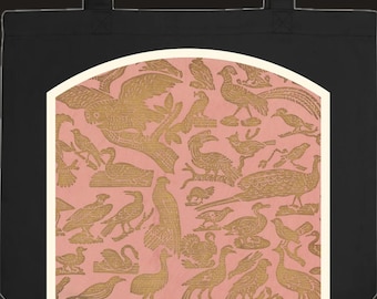 Può includere: Una borsa tote nera con un pannello centrale ad arco su sfondo rosa polvere. Il pannello è decorato con un motivo ripetitivo di vari uccelli in color oro metallizzato, tra cui gufi, pavoni e altre specie di volatili.