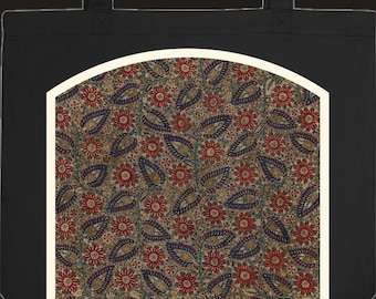 Può includere: Una borsa tote nera con un pannello centrale ad arco caratterizzato da un motivo ripetuto di fiori rossi e forme paisley blu scuro su sfondo beige. La borsa è dotata di due manici neri e un bordo color crema attorno al disegno.