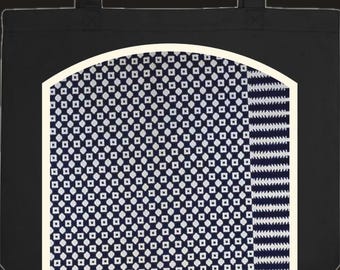 Può includere: Una borsa tote nera con un pannello grafico centrale ad arco. Il pannello presenta un motivo geometrico blu scuro e bianco composto da piccoli quadrati e un bordo verticale con forme a freccia sul lato destro.
