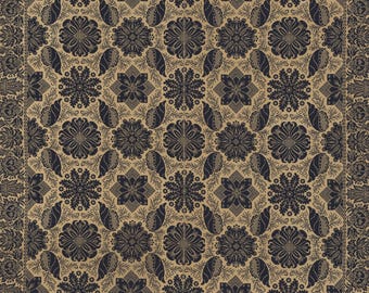 Può includere: Un tessuto rettangolare con un motivo ripetuto di disegni floreali e forme di conchiglie blu scuro su sfondo color cuoio. Il bordo include intricati disegni botanici e il testo 1842 negli angoli, creando una disposizione simmetrica.