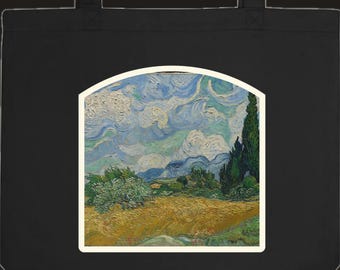 Può includere: Una borsa tote nera con una stampa rettangolare centrata e parte superiore ad arco. La stampa raffigura un dipinto paesaggistico con un campo di grano dorato, alberi verdi, un alto cipresso scuro e un cielo blu e bianco vorticoso.