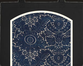 Può includere: Una borsa tote nera con un pannello centrale ad arco caratterizzato da un dettagliato motivo damascato botanico blu navy e beige. La borsa presenta due manici neri e un bordo nero a tinta unita che circonda il complesso disegno floreale.