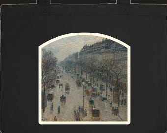 Può includere: Una borsa tote nera con una stampa rettangolare ad arco centrata, raffigurante un dipinto impressionista di una vivace scena di strada parigina con carrozze trainate da cavalli, pedoni ed edifici alti sotto un cielo coperto.