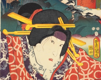 Può includere: Una stampa giapponese su legno raffigurante una figura con elaborati capelli neri adornati con diverse forcine gialle. La figura indossa un kimono a motivi rossi e viola con disegni floreali. Sullo sfondo è visibile uno stendardo rosso con testo giapponese.
