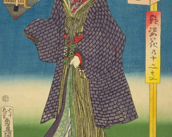 Può includere: Una stampa giapponese raffigurante una figura con un kimono viola a motivo di mattoni sopra un indumento a righe verdi. La figura ha un'acconciatura elaborata con forcine dorate. Un cartello con testo giapponese e una teiera è posto accanto.
