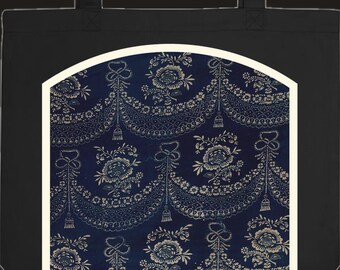 Può includere: Una borsa tote nera con un pannello centrale ad arco su sfondo blu scuro. Il pannello presenta un motivo ripetitivo di festoni floreali, fiocchi e nappe color crema, creando un design tessile dettagliato e simmetrico.