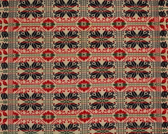 Può includere: Un tessuto con un motivo geometrico ripetitivo di disegni floreali neri, rossi e verdi su sfondo beige. Il design è composto da forme ottagonali contenenti foglie stilizzate, separate da piccoli accenti floreali rossi e verdi.
