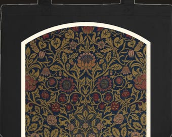 Può includere: Una borsa tote nera con un pannello centrale ad arco caratterizzato da un fitto e complesso motivo botanico. Il design mostra fiori, foglie e bacche stilizzate in tonalità rosso intenso, oro opaco e blu scuro su sfondo scuro.