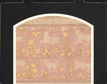 Può includere: Una borsa tote nera con un pannello rettangolare centrale dalla parte superiore arcuata. Il pannello presenta uno sfondo rosa polvere decorato con illustrazioni dorate ripetute di piccoli animali e tralci floreali, incorniciato da un bordo di foglie.