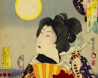 Può includere: Una stampa giapponese raffigurante una figura con capelli scuri raccolti, che indossa una veste scura a motivi. La figura tiene un ventaglio giallo con un drago rosso. Una grande luna gialla brilla nel cielo grigio.