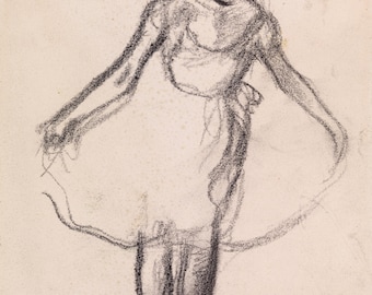 Può includere: Un disegno a carboncino su carta che raffigura una figura con un abito corto e le braccia tese verso l'esterno, che tiene il tessuto della gonna. La figura ha i capelli raccolti all'indietro e si trova in una posa frontale. La firma rossa Degas è visibile.