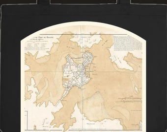 Può includere: Una borsa tote nera con una stampa rettangolare centrata di una mappa d'epoca del porto di Boston. La mappa è resa in tonalità beige e marrone chiaro con linee di inchiostro nero che dettagliano la costa e le strade.