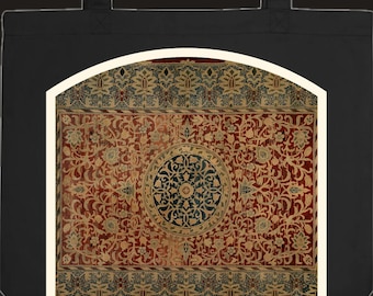 Può includere: Una borsa tote nera con una stampa grafica ad arco centrata che raffigura un motivo a tappeto dettagliato. Il design presenta uno sfondo rosso intenso con intricati viticci floreali beige e un prominente medaglione circolare blu scuro.