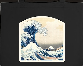Può includere: Una borsa tote nera con una stampa grafica rettangolare centrata raffigurante una grande onda blu stilizzata con creste di schiuma bianca e una cima di montagna in lontananza, dotata di due tracolle nere.
