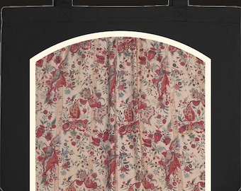 Può includere: Una borsa tote nera con un pannello centrale ad arco su uno sfondo in tessuto color crema. Il tessuto presenta un motivo ripetitivo di disegni floreali rossi e verdi, tra cui foglie, fiori e bacche stilizzate.