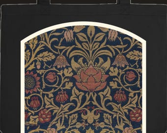 Può includere: Una borsa tote nera con un pannello centrale ad arco caratterizzato da un fitto motivo botanico ripetuto. Il design mostra fiori, foglie e viticci stilizzati in tonalità di rosso spento, oro e blu scuro su sfondo blu navy.
