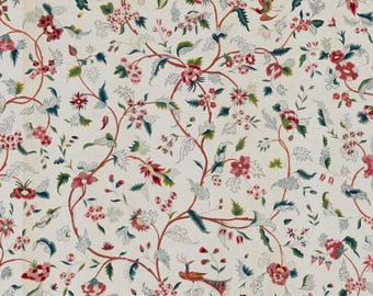 Può includere: Un tessuto con un motivo ripetitivo di viticci rossi intrecciati, fiori rosa e rossi e foglie verdi su uno sfondo bianco sporco. Piccoli uccelli stilizzati dal piumaggio rosso e verde sono sparsi in tutto il disegno floreale.