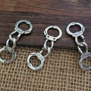 30pcs 33x11mm  handcuffs Charm Pendant--  antique silver charm pendant  Jewelry Findings