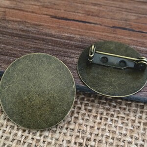 20個 30 mm アンティークブロンズラウンドブローチペンダントトレイ