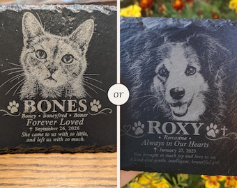 Op de afbeelding: Twee vierkante gedenkplaten van zwarte leisteen met lasergegraveerde huisdierportretten. De linkerplaat toont een kat genaamd BONES met data en tekst. De rechterplaat toont een hond genaamd ROXY met data en tekst.