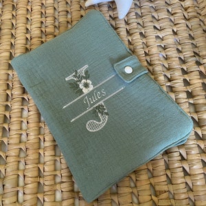 Protège carnet de santé BRODÉ Vert Eucalyptus -Gaze de coton Brodée et Personnalisée - Initiale Brodée + prénom